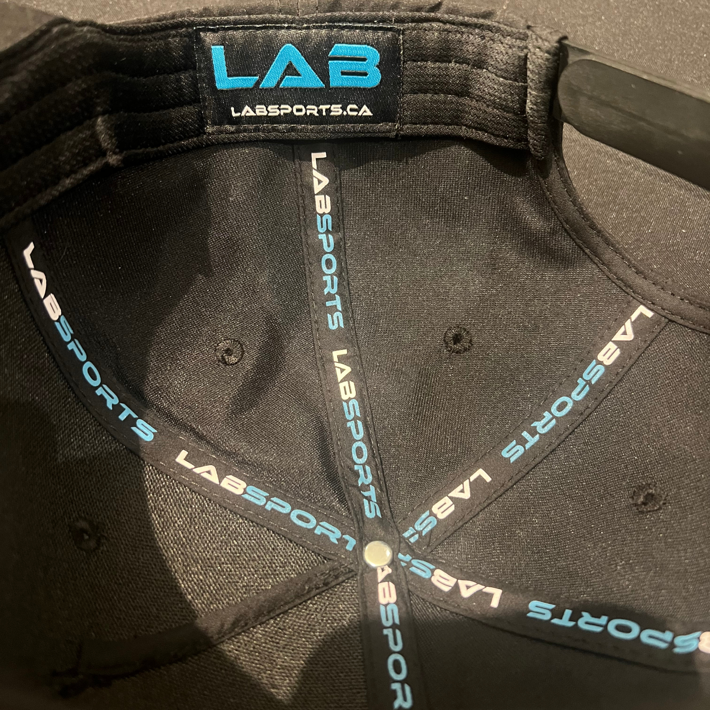 Intérieur de la casquette classique à corde LabSports avec bandeau anti-transpiration.