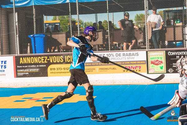 Joueur DEK hockey LabSports en action — tir sur la balle orange, complexe sportif Québec