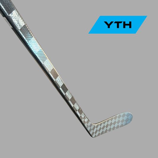 Bâton de hockey Pro All Black V1 pour enfant, en carbone noir, de la marque LabHockey, avec poignée et patins visibles.
