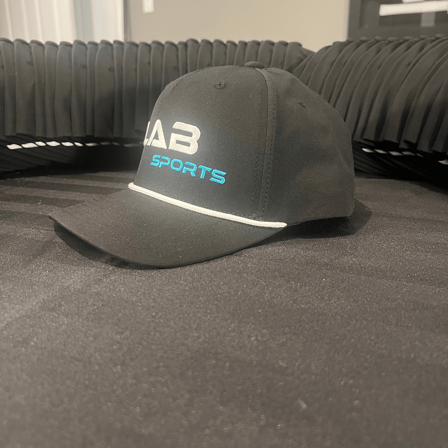 Casquette classique à corde LabSports avec visière incurvée vue en angle.