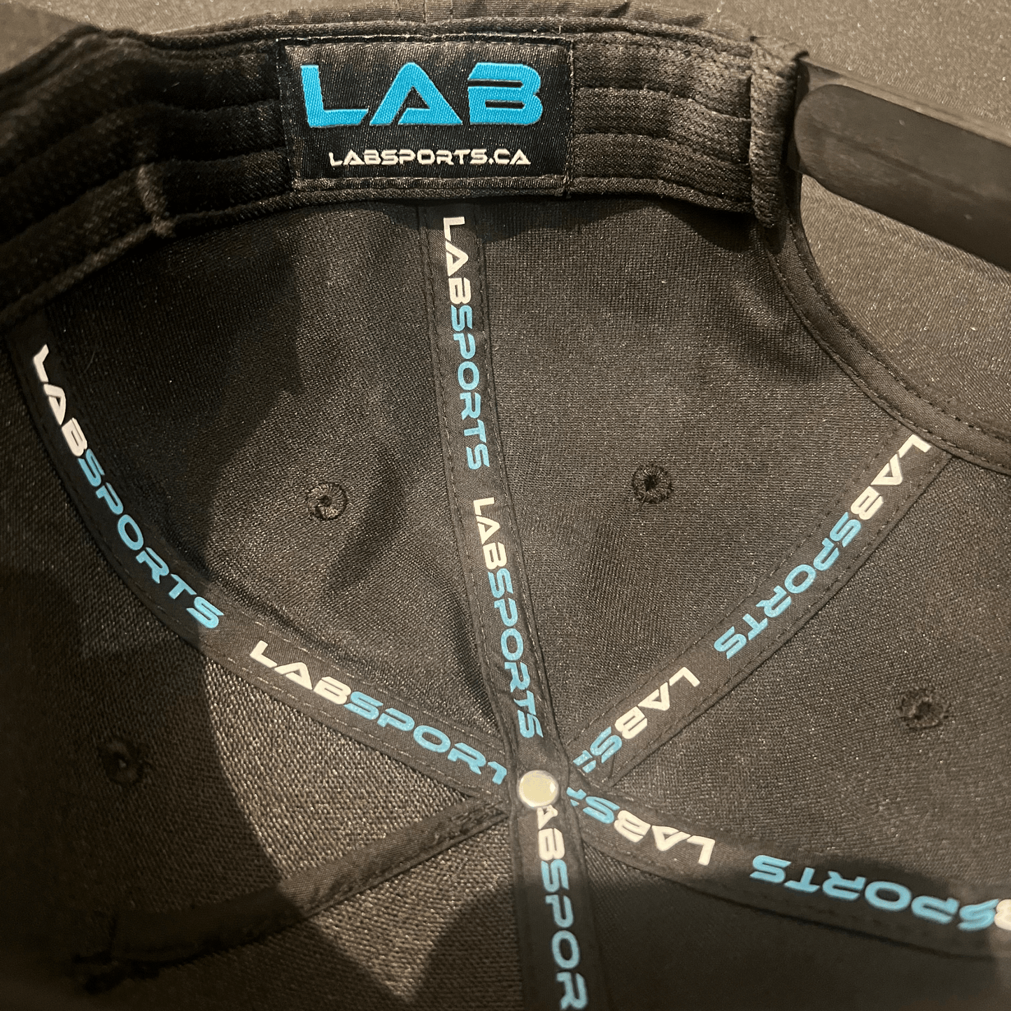 Intérieur de la casquette classique à corde LabSports avec bandeau anti-transpiration.