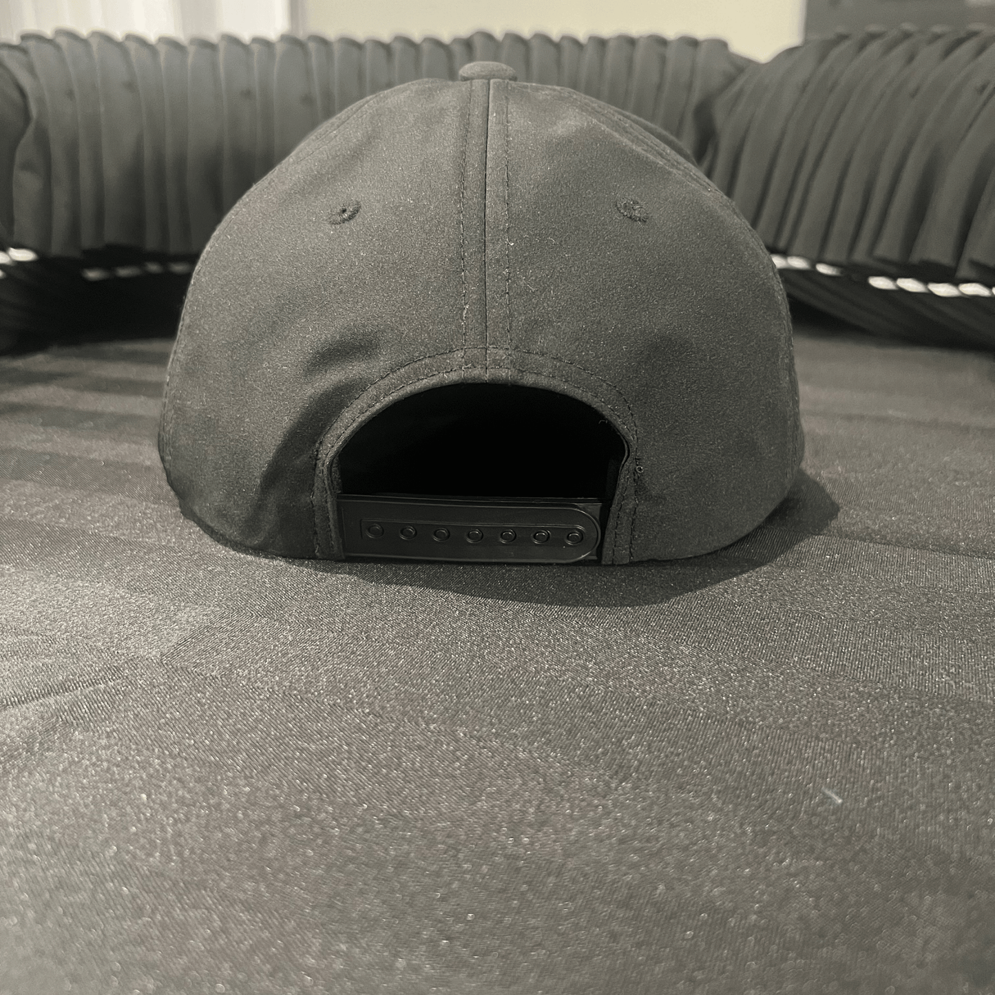 Arrière de la casquette classique à corde LabSports avec fermeture ajustable.