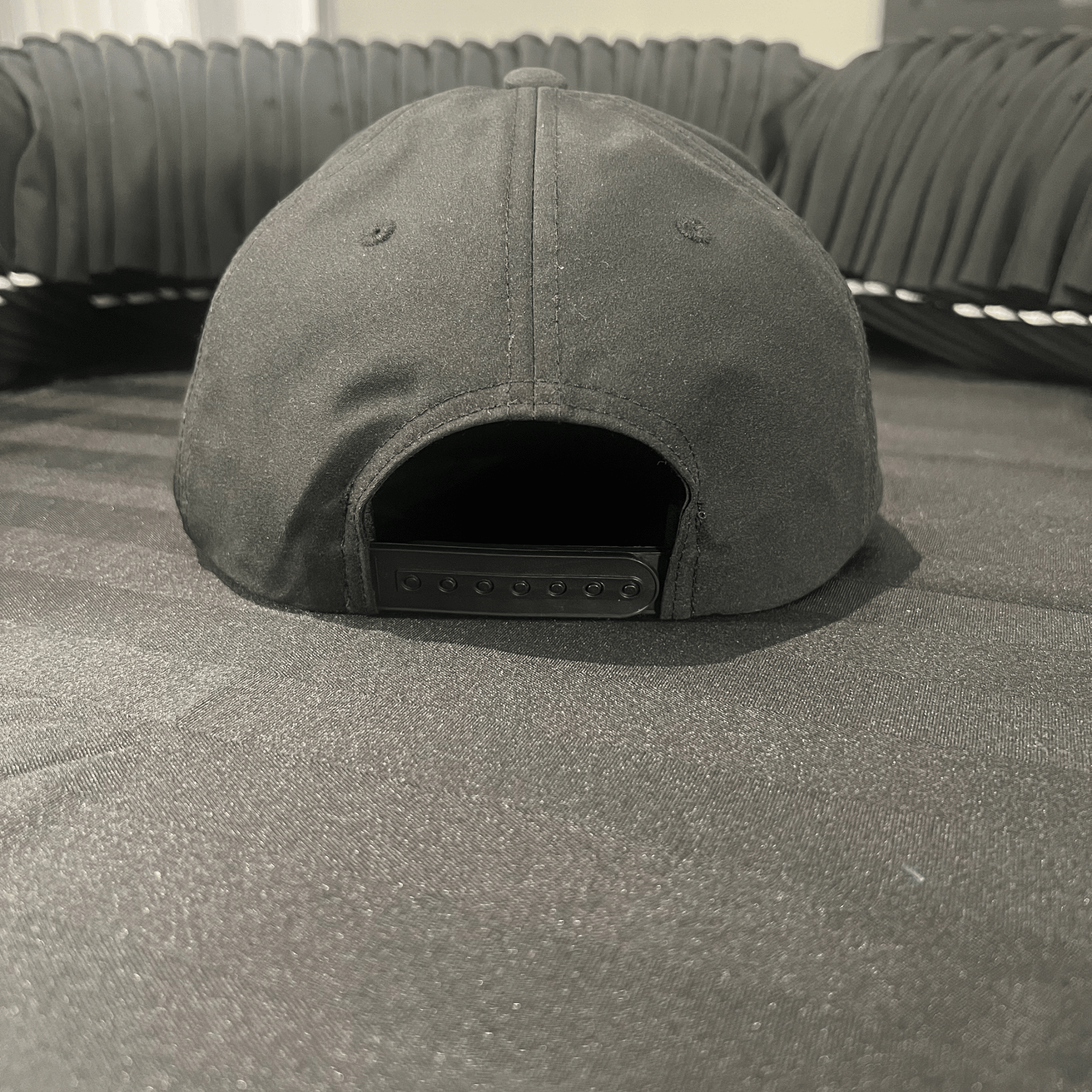 Arrière de la casquette classique à corde LabSports avec fermeture ajustable.