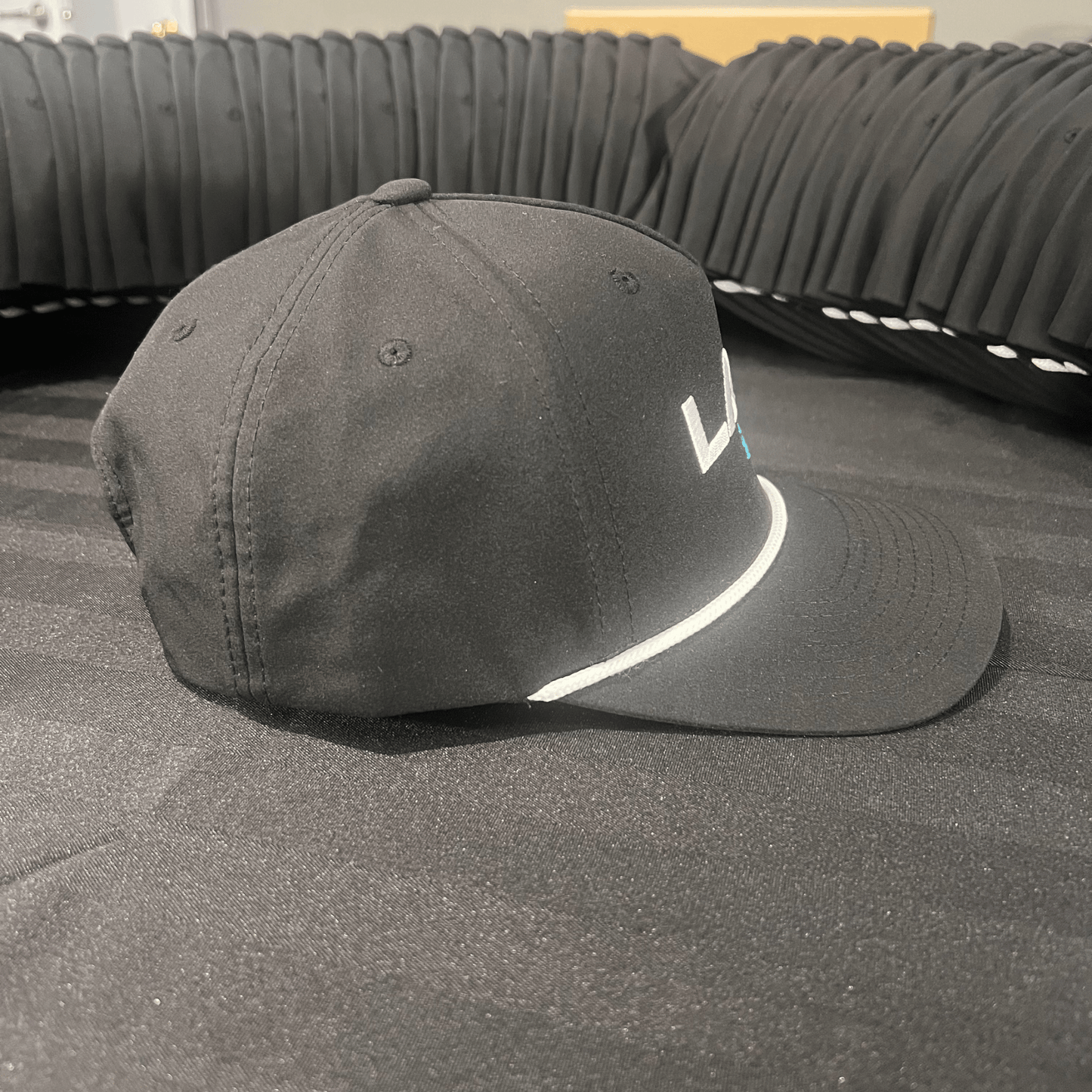 Vue latérale de la casquette classique à corde LabSports noire.