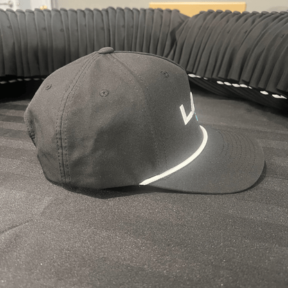 Vue latérale de la casquette classique à corde LabSports noire.