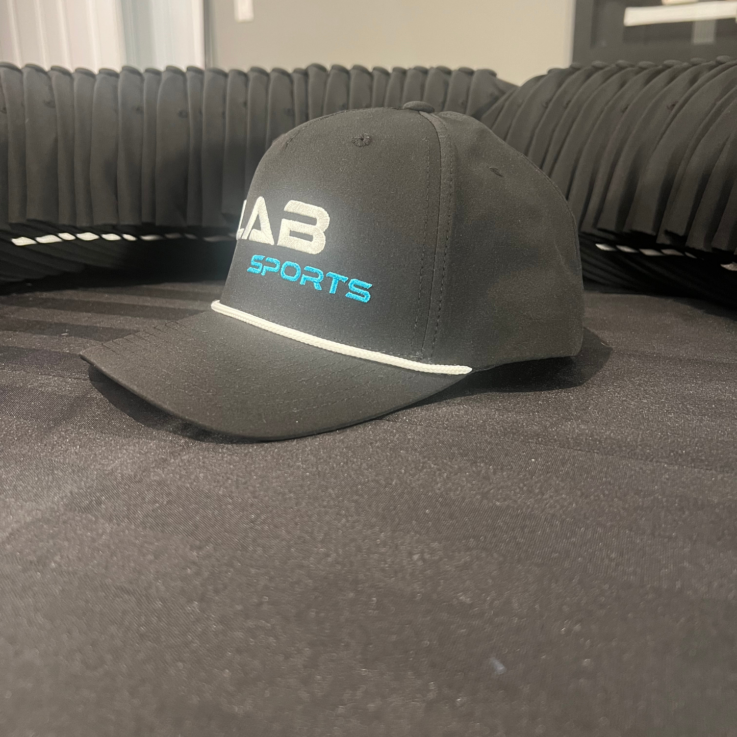 Casquette classique à corde LabSports avec visière incurvée vue en angle.