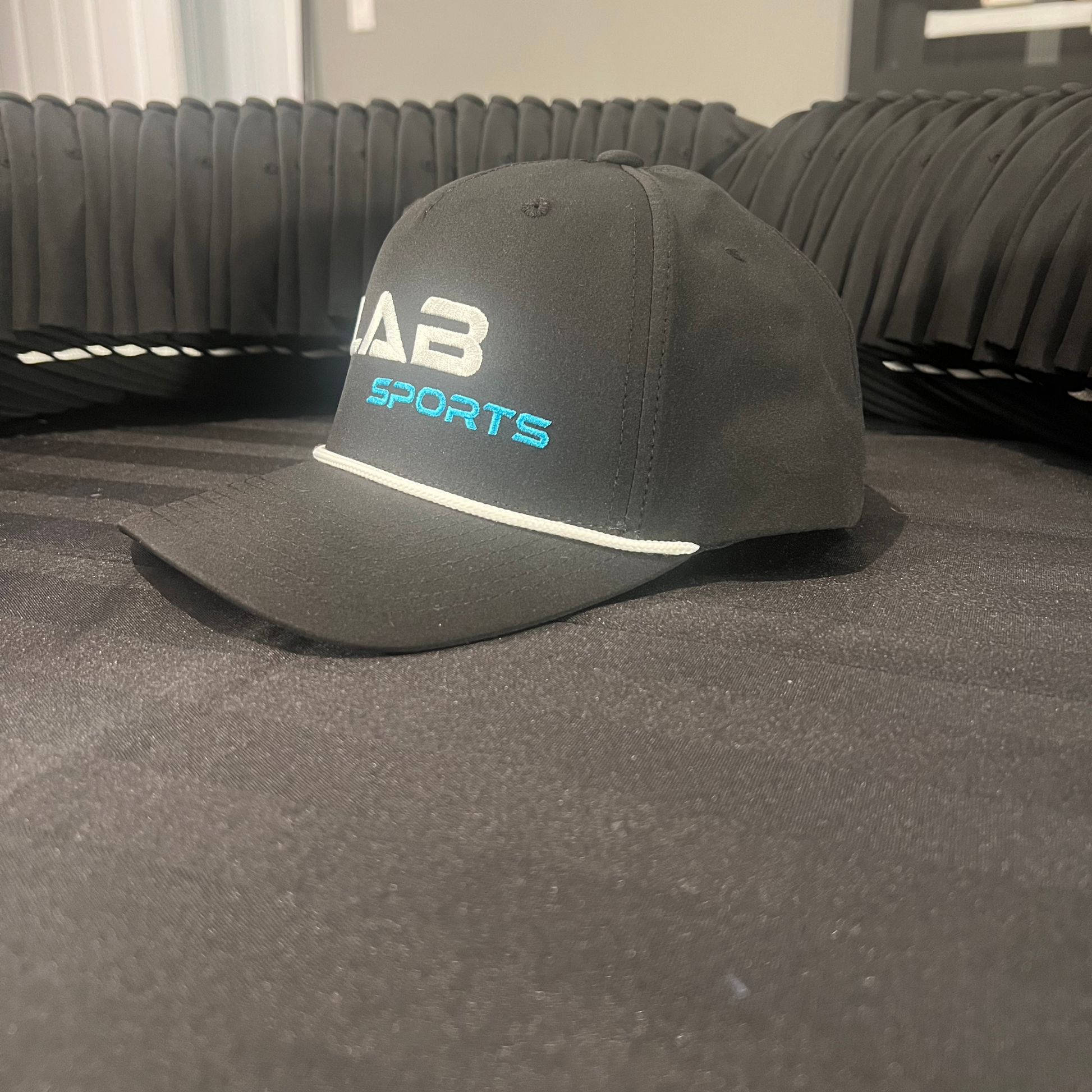 Casquette classique à corde LabSports avec visière incurvée vue en angle.