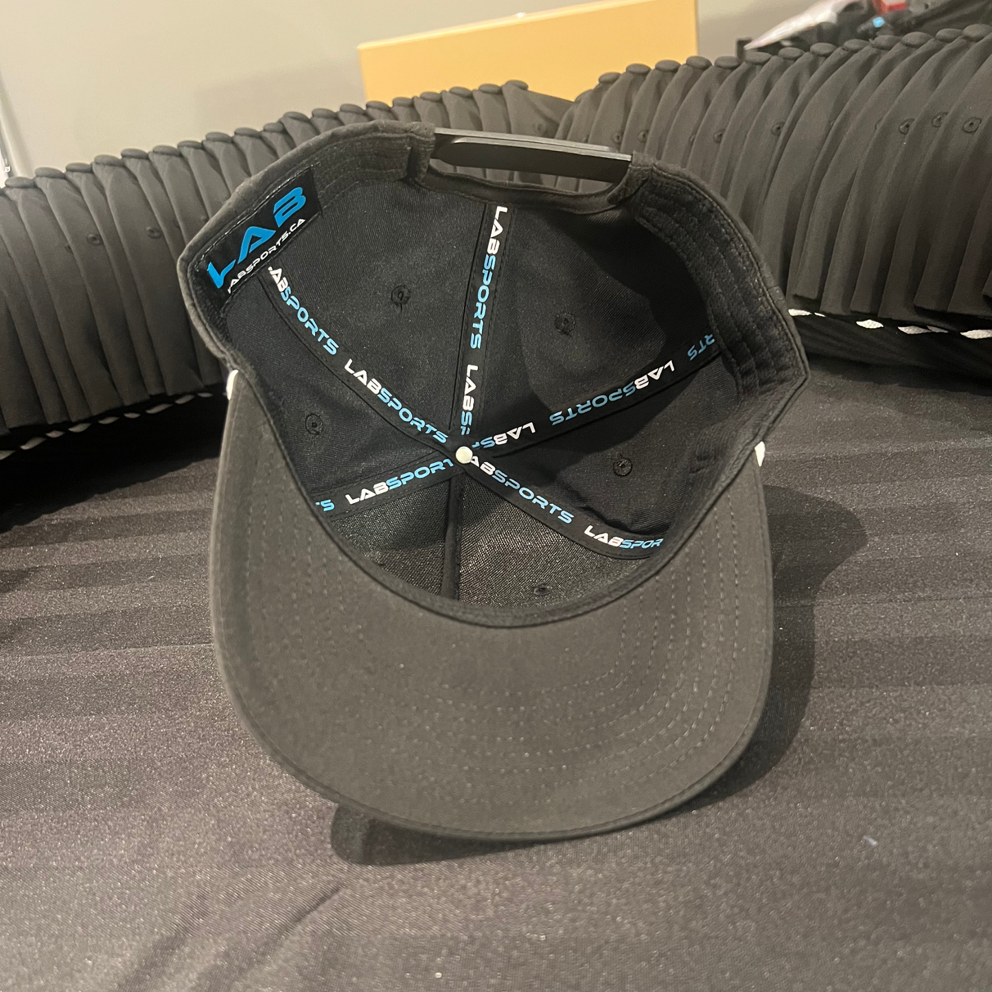 Dessous de la visière de la casquette classique à corde LabSports.