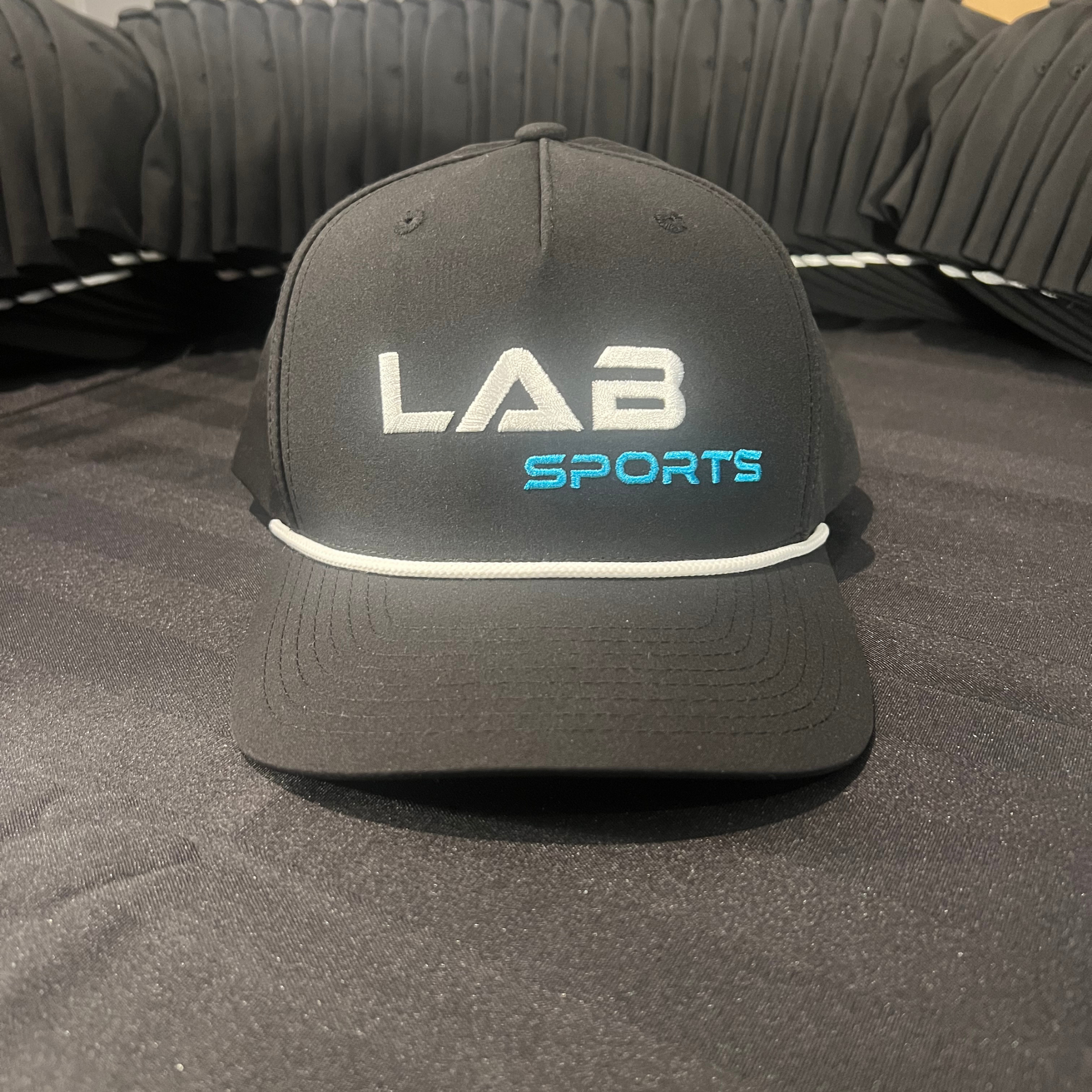 Logo LabSports brodé sur la casquette classique à corde noire.