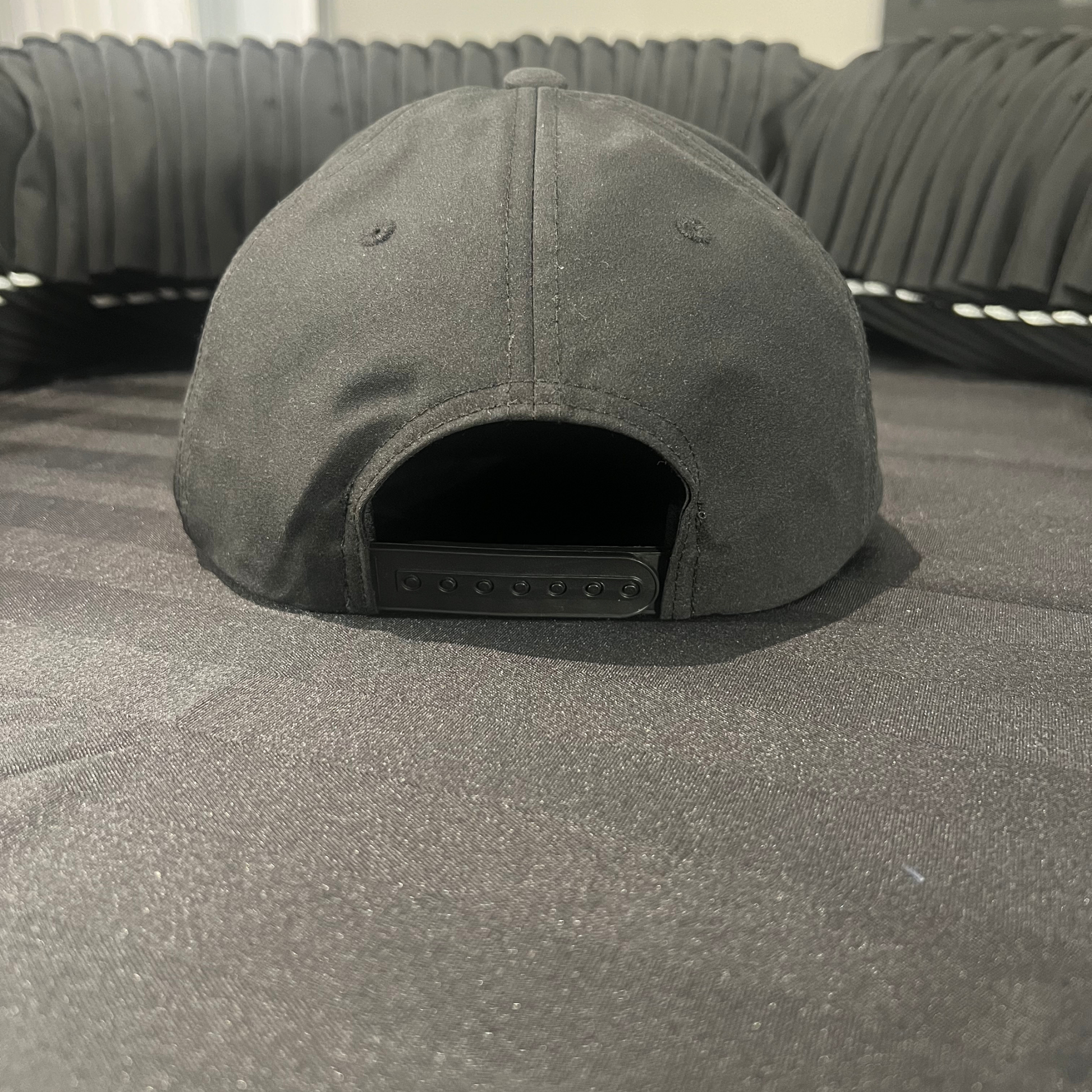 Arrière de la casquette classique à corde LabSports avec fermeture ajustable.