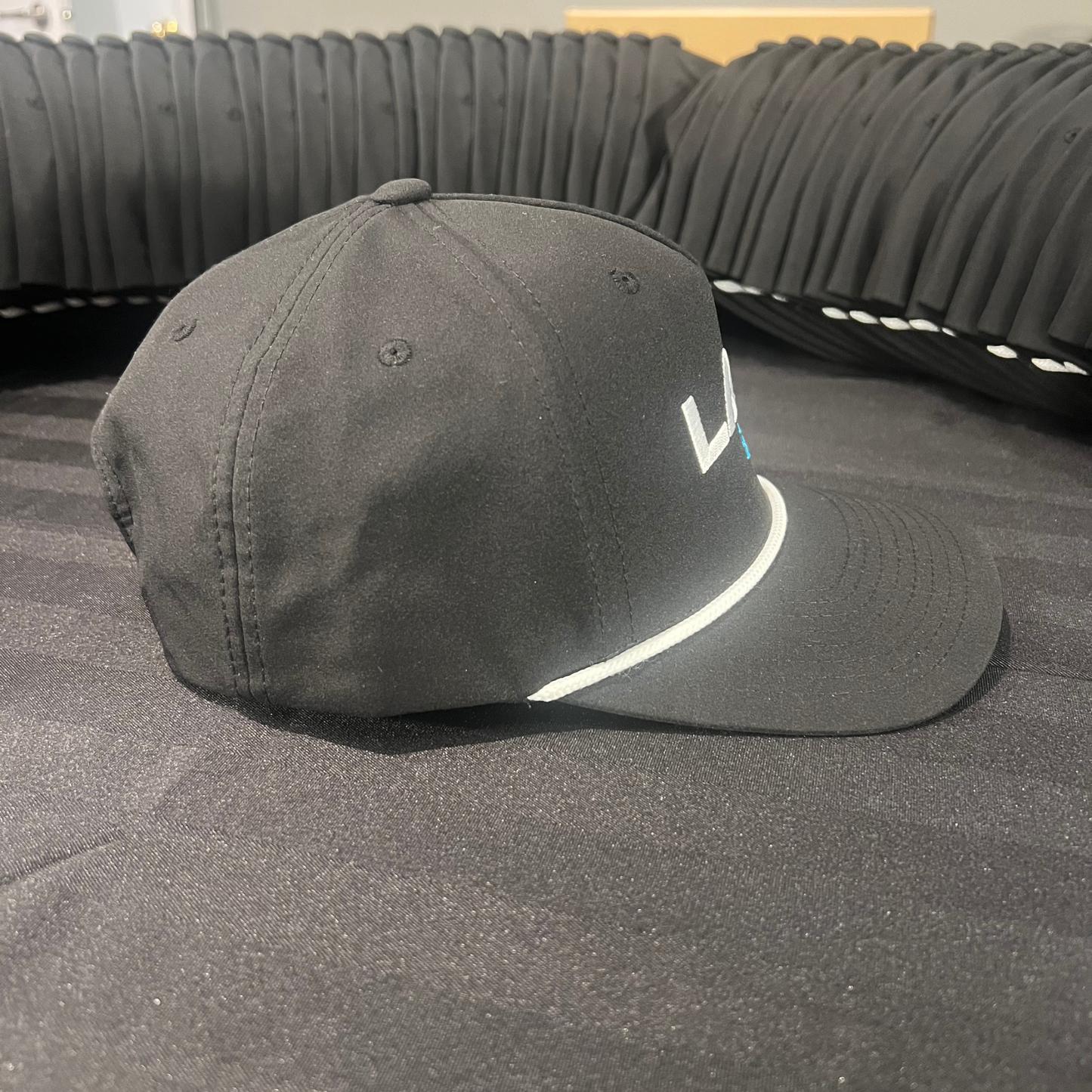 Vue latérale de la casquette classique à corde LabSports noire.