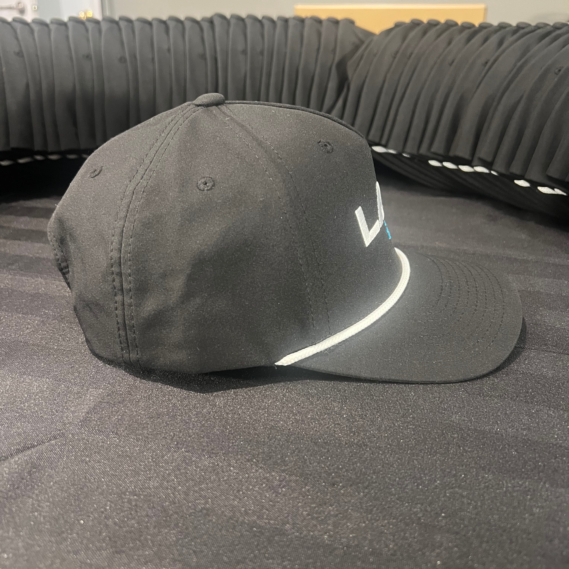 Vue latérale de la casquette classique à corde LabSports noire.