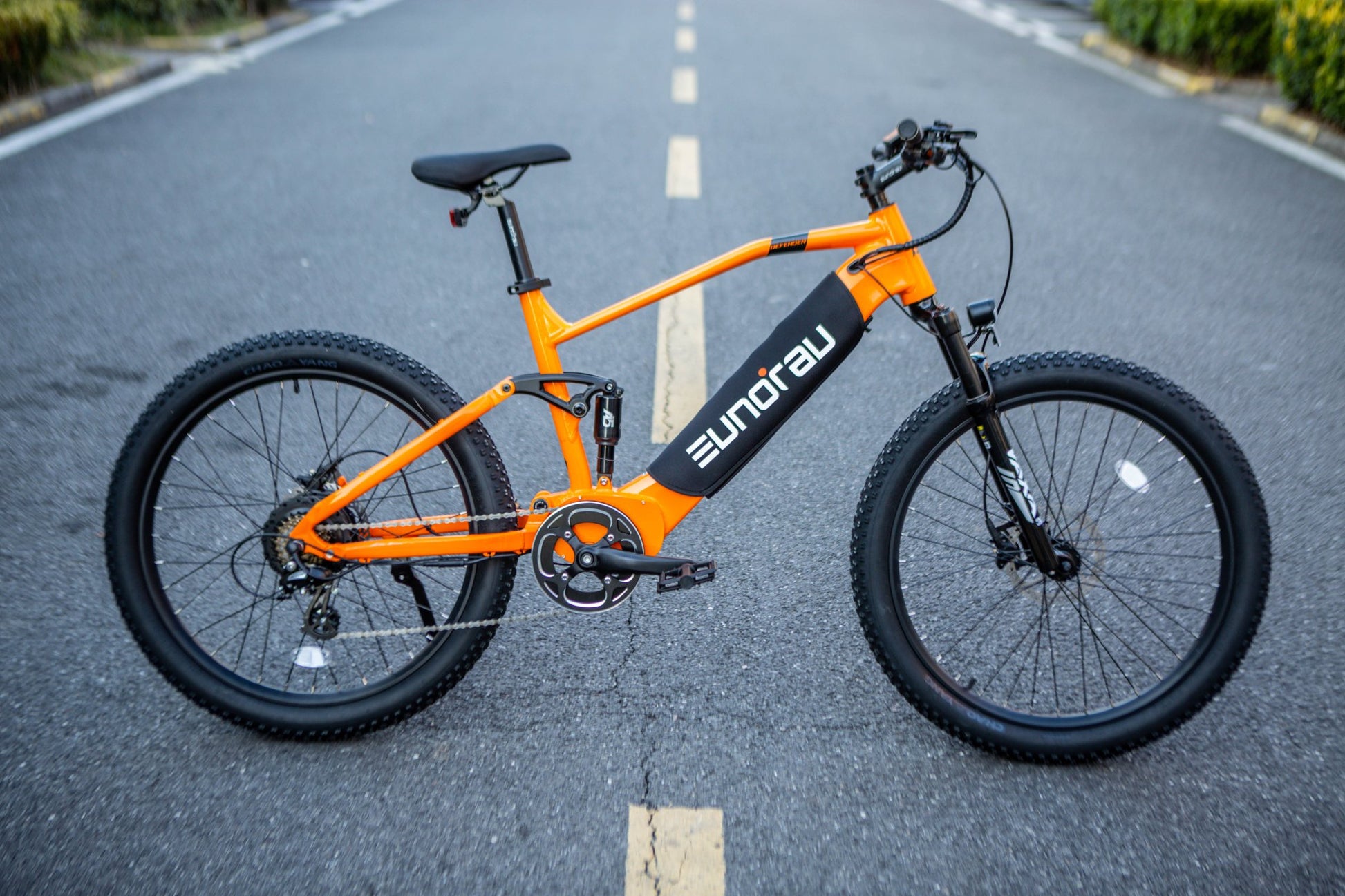 Vélo électrique Defender de la marque E-Vélo EUNORAU QUEBEC avec cadre noir, guidon et roues modernes.