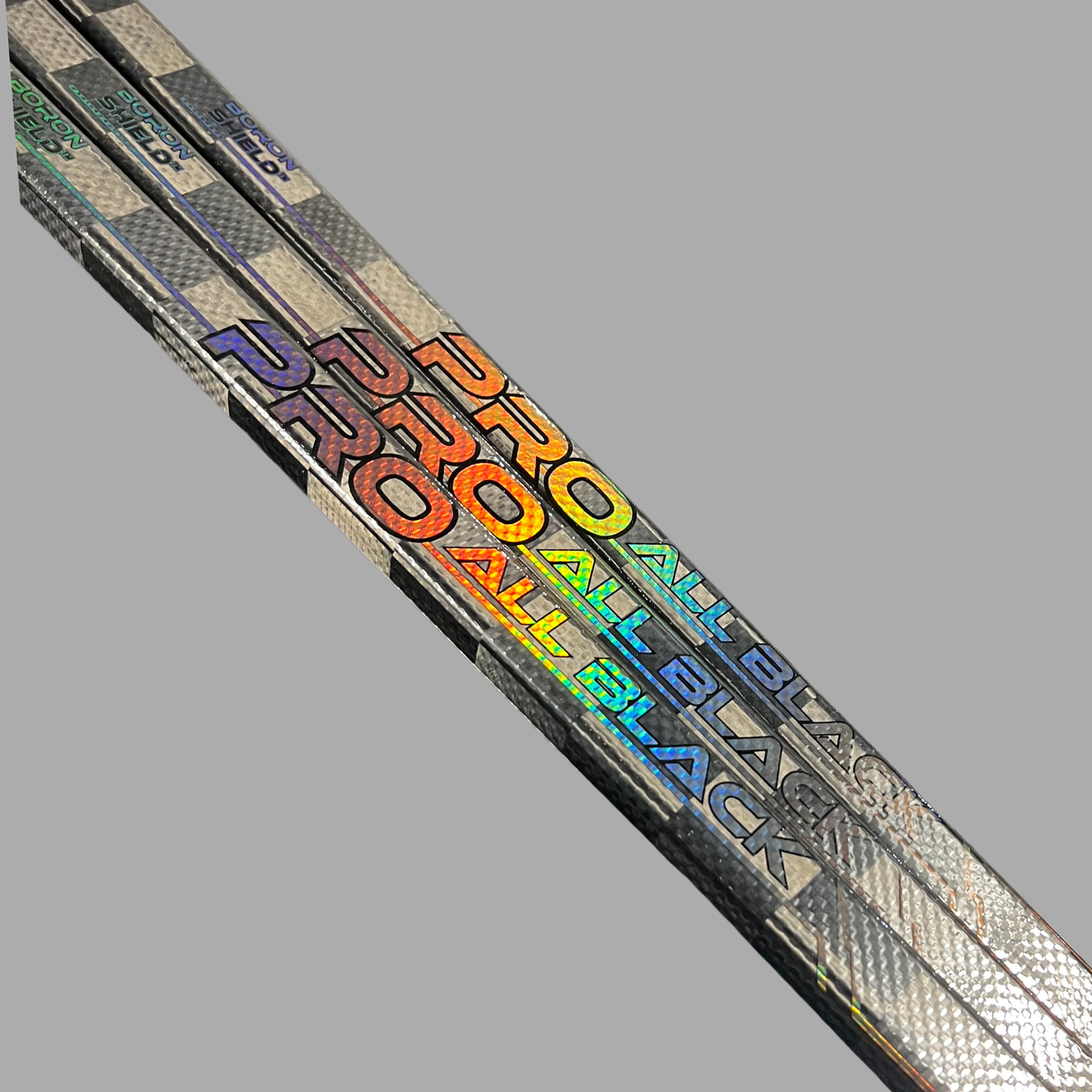 Design du bâton de hockey Pro All Black V2 avec finition carbone 24K