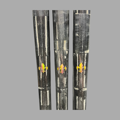 Détail du logo fleur de lys sur le shaft du bâton de hockey Pro All Black V2 en carbone 24K