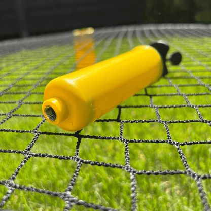 Pompe à air incluse dans le set Roundnet pour gonfler les balles jaunes