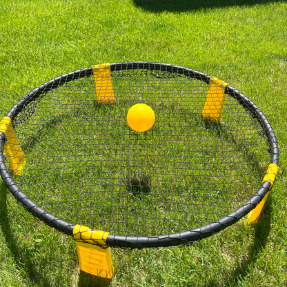 Balles jaunes Roundnet sur filet tendu, jeu de plein air sur gazon
