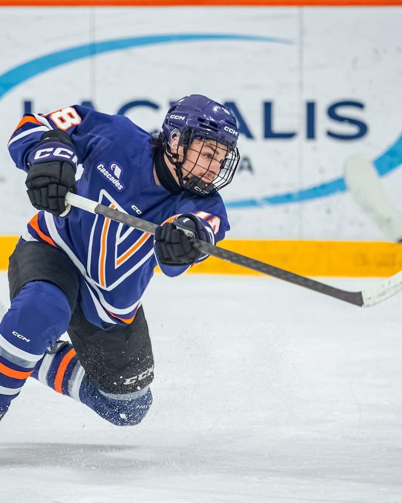 Joueur de hockey en action intense sur la glace utilisant un bâton de hockey haute performance