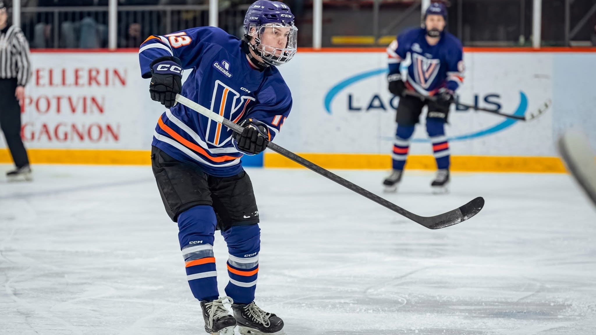 Joueur de hockey en pleine action effectuant un tir sur la glace lors d’un match compétitif