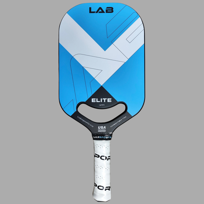 Raquette de pickleball LAB ELITE de LabPickleball avec poignée ergonomique et surface en composite pour jeu dynamique.