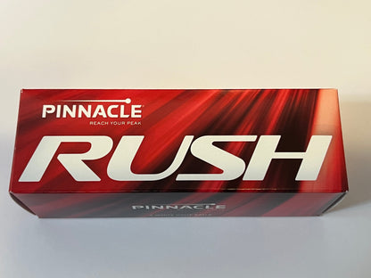 Balles de golf Pinnacle Rush de la marque Golf Stuff, blanches, dans un emballage en filet pour jouer au golf.