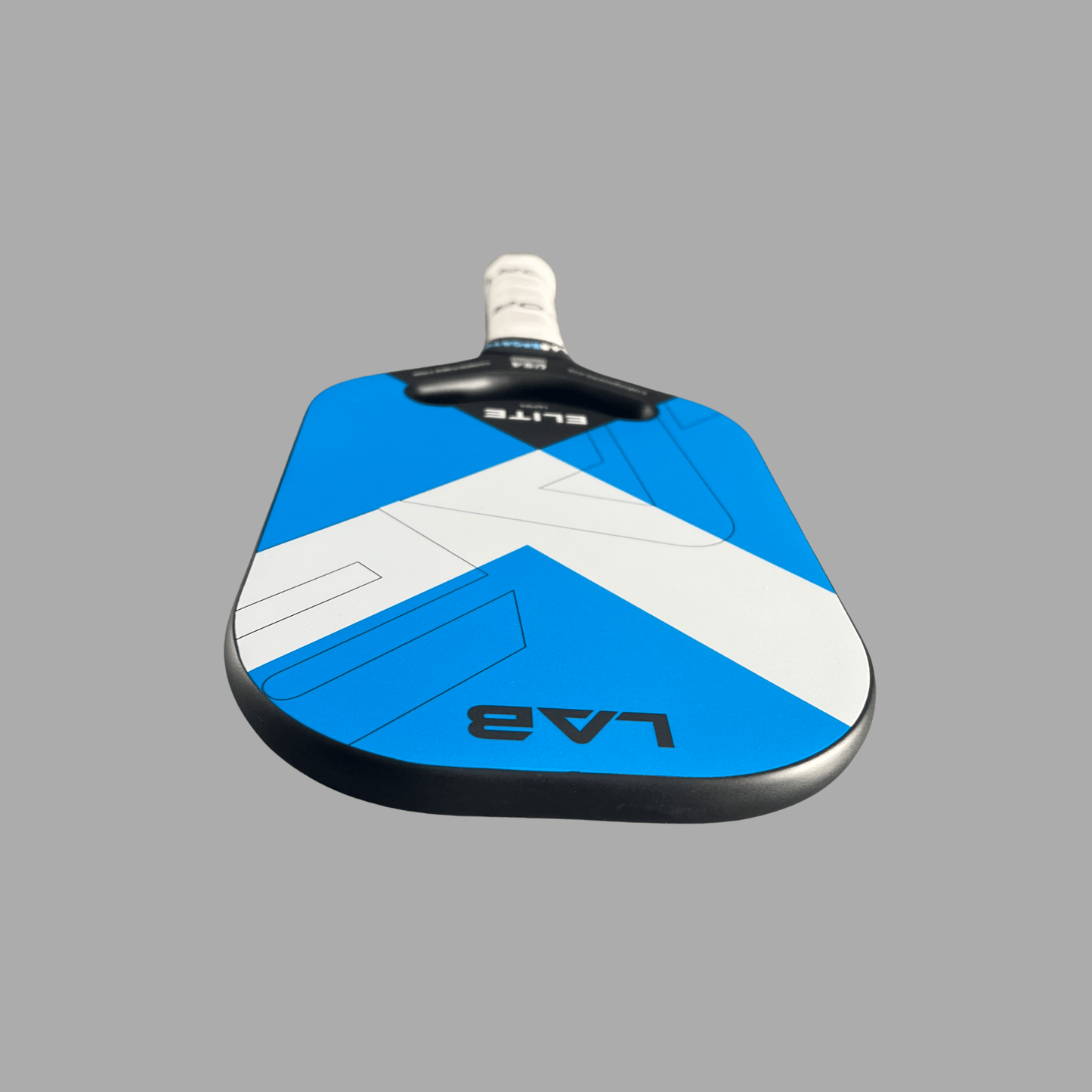 Vue détaillée de la raquette de pickleball LabSports Elite avec noyau performant pour un grand sweet spot