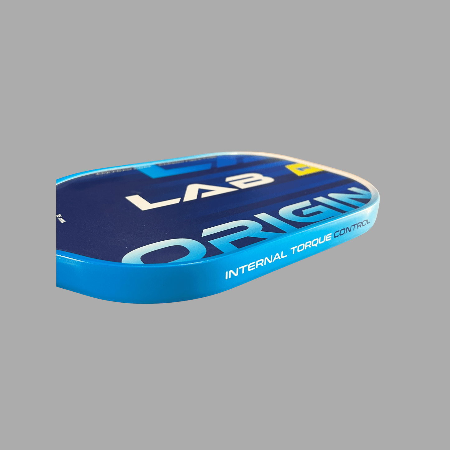Vue détaillée de la raquette de pickleball LabSports Origin montrant sa structure performante