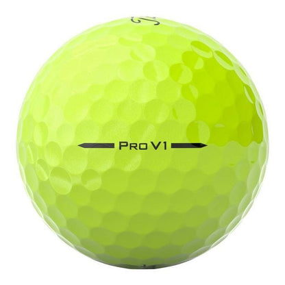 Balles de golf Titleist Pro V1 2025, balles de golf de haute performance, vues en gros plan sur le terrain de golf.