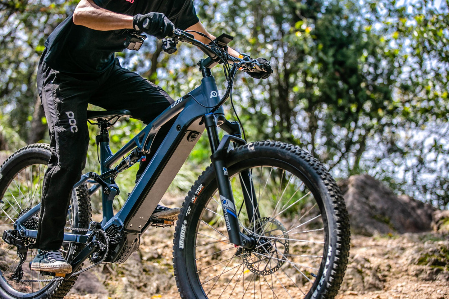 Vélo électrique URUS de E-Vélo EUNORAU QUEBEC, cadre noir, guidon, roues, prêt à rouler.