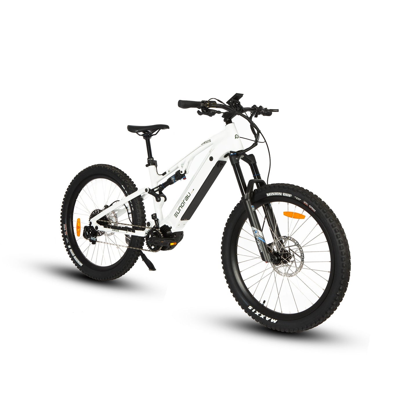 Vélo électrique URUS de la marque E-Vélo EUNORAU QUEBEC, cadre noir, guidon et pneus en vue.