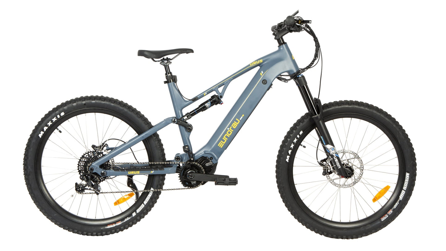 Vélo électrique URUS de E-Vélo EUNORAU QUEBEC avec cadre noir, guidon et roues, prêt pour la conduite en ville.