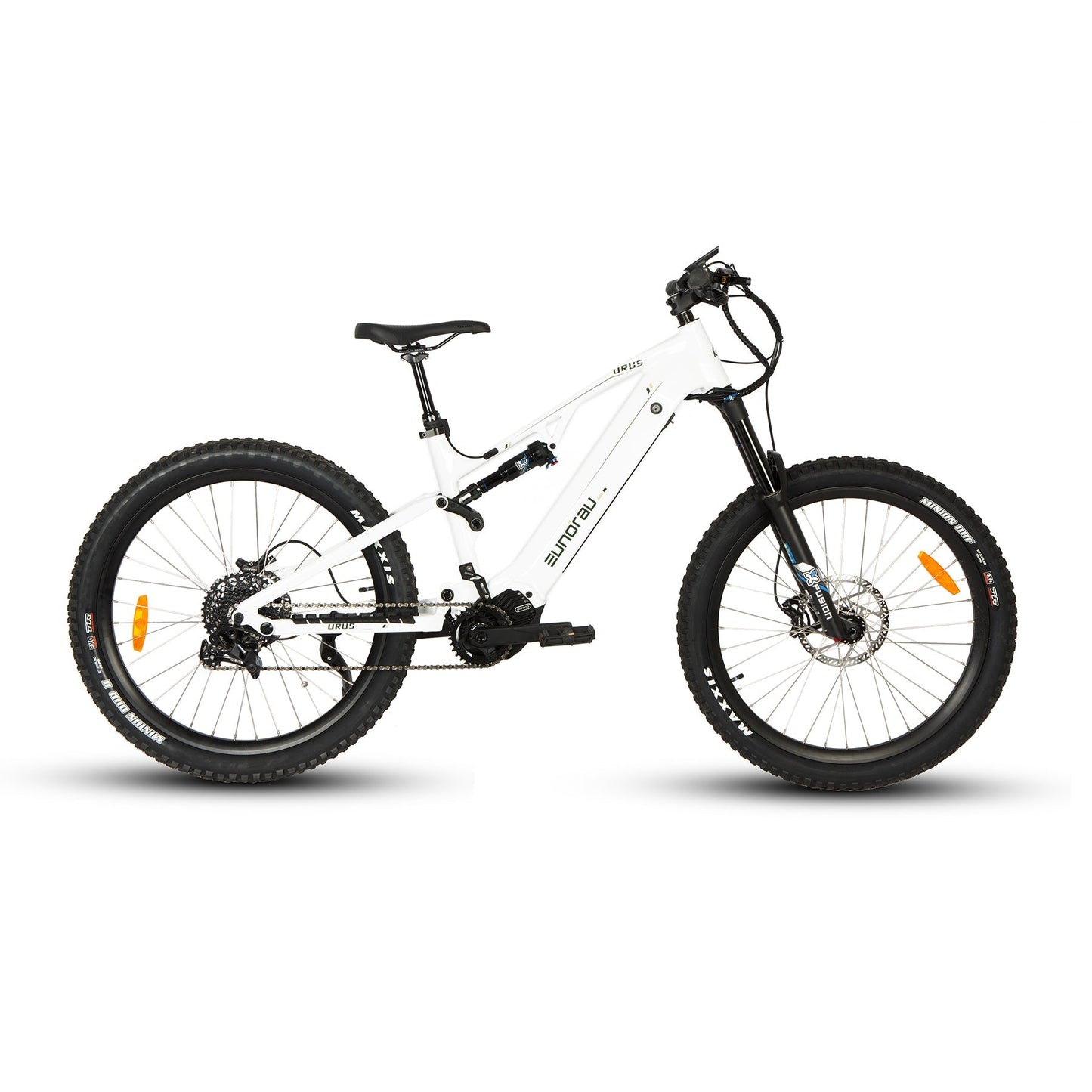 Vélo électrique URUS de E-Vélo EUNORAU QUEBEC avec cadre noir, guidon, roues et batterie visible sur l'image.